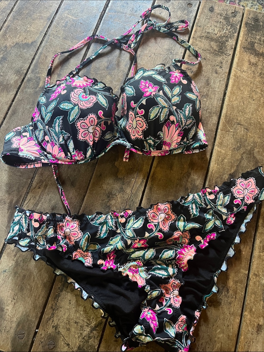 Shade & Shore Floral bikini black base
36B top and Large bottoms